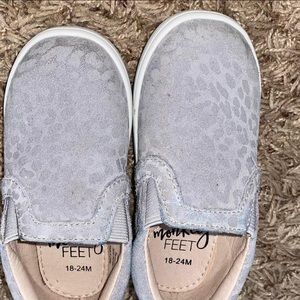 UV Ray changing gray leopard monkey feet